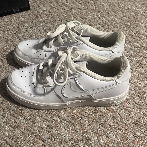 white Nike Air Force 1’s - Picture 2 of 5